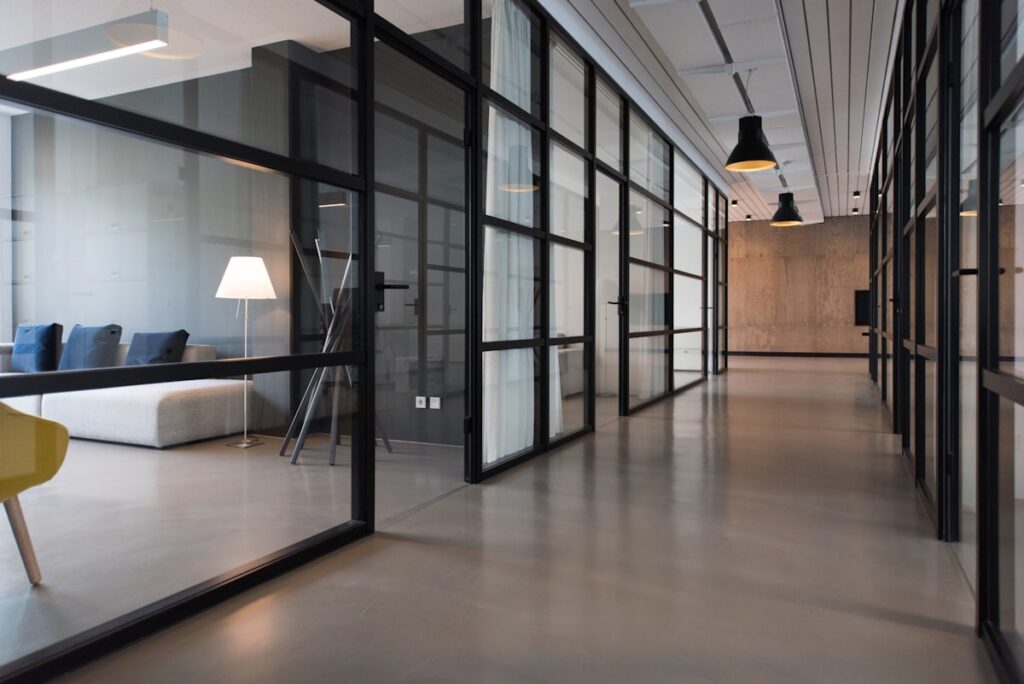 Arquitecto trabajando con tecnología e IA - digitalización de estudios de arquitectura