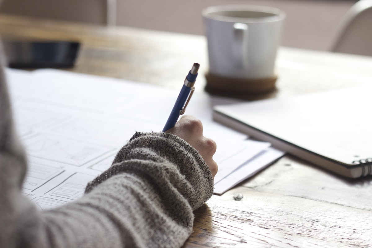 Arquitecto trabajando muchas horas sin rentabilidad